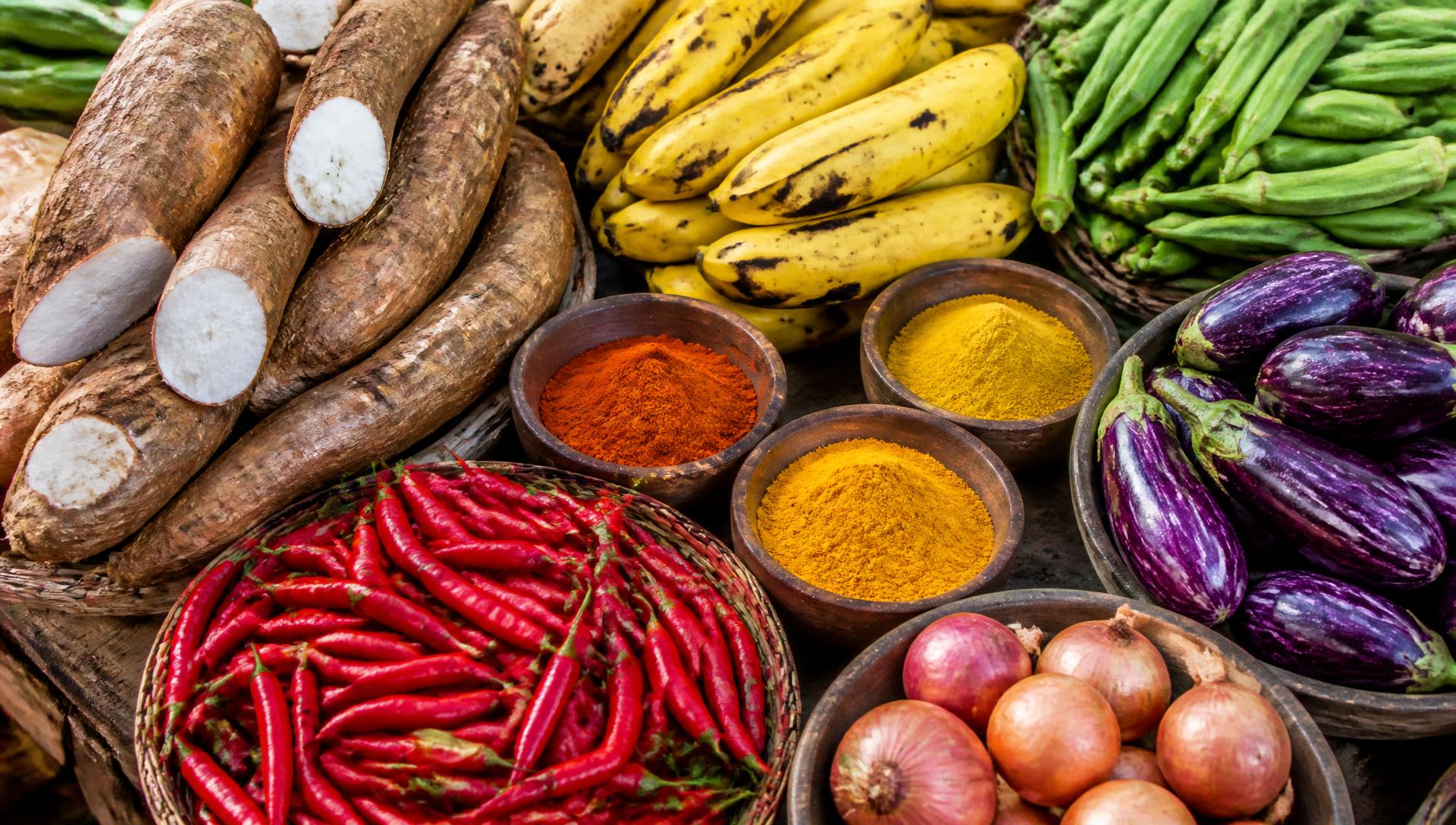 Manioc, bananes plantain, gombo, aubergines, piments frais, oignons et épices africaines